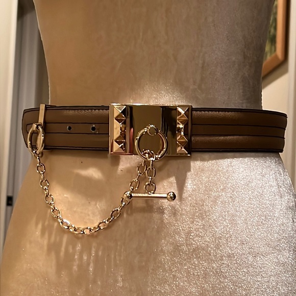 BCBGMaxAzria Accessories - BCBG Max Azria tan belt with golden chain, sz M